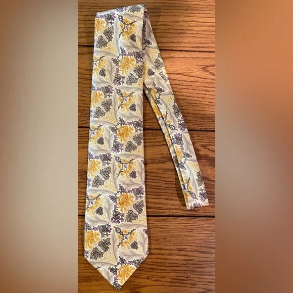 EUC LIBERTY Tie, gold/purple colors, grape vine flower pattern. - Picture 5 of 7